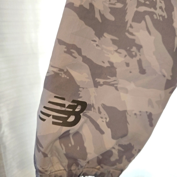 New Balance White Grey Camo Mesh Wind Rain Jacket Medium - Picture 3 of 7